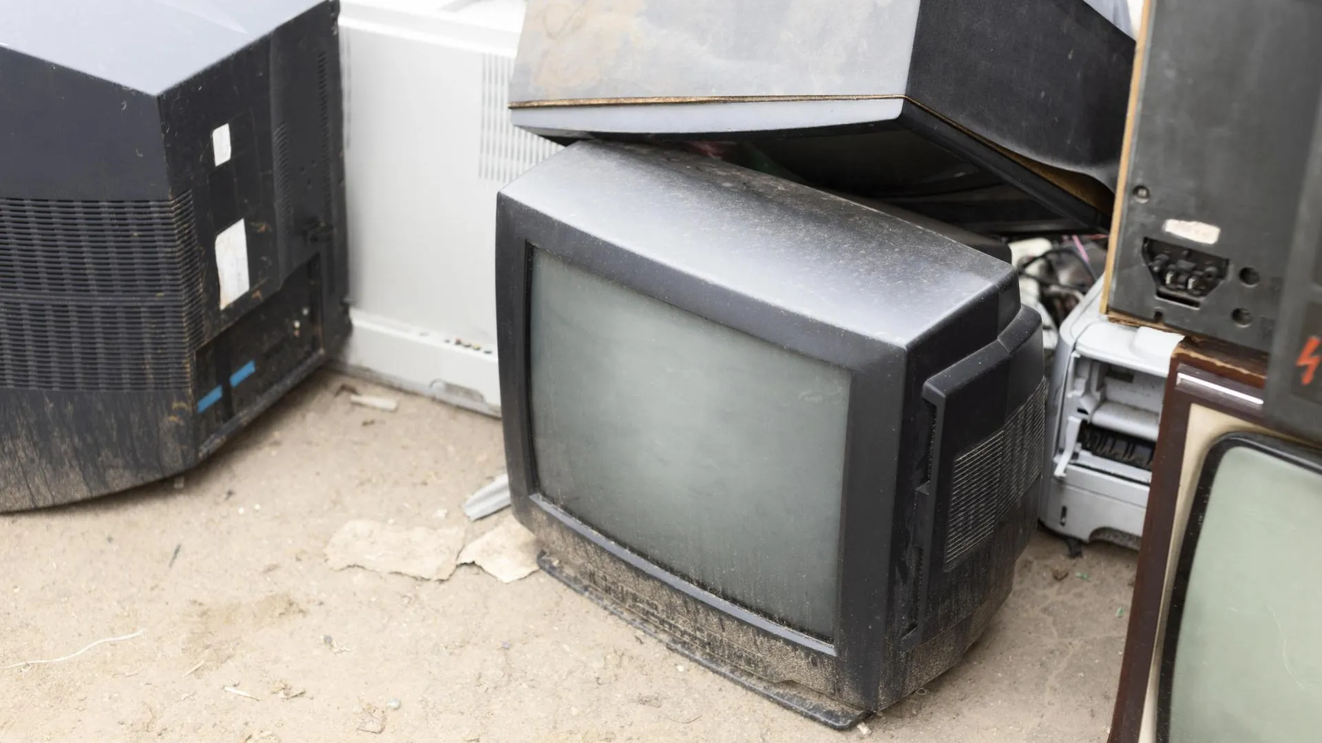 Свалка телевизоров. Утилизация старых телевизоров. Старый элт телевизор. Старинный телевизор. Телевизор старый авито.