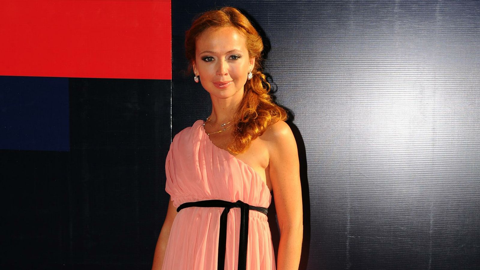 Актриса Елена Захарова рассказала о муках измены в новом спектакле