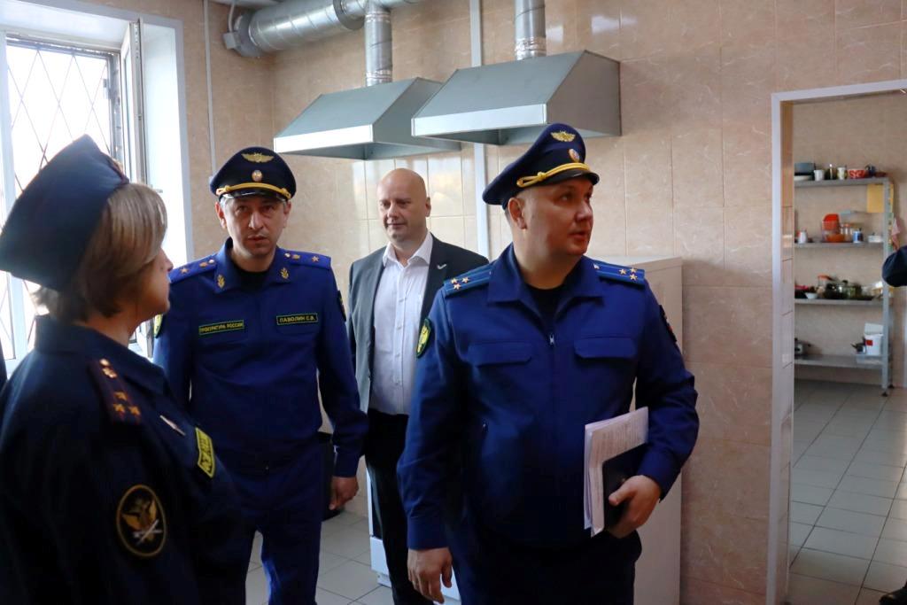 Прокурор Мурманской области и представители общественности посетили исправительный центр в Мурманске