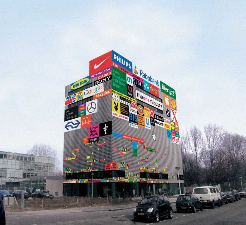 Рекламные баннеры на домах. Размещение баннера на фасаде здания. Реклама домов. Брандмауэр наружная реклама. Реклама на фасаде.