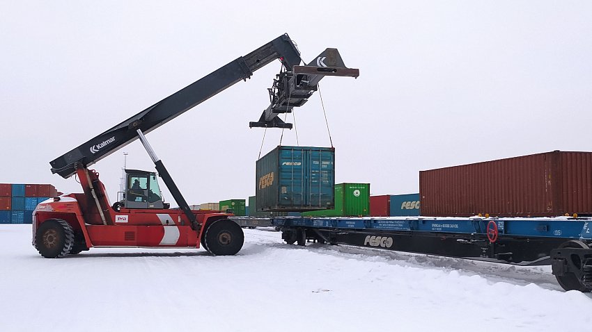 Контейнерный поезд с товарами для Китая и Вьетнама прибыл из Челябинска во Владивосток
