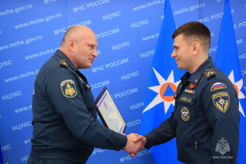 Александр Куренков вручил государственные награды личному составу