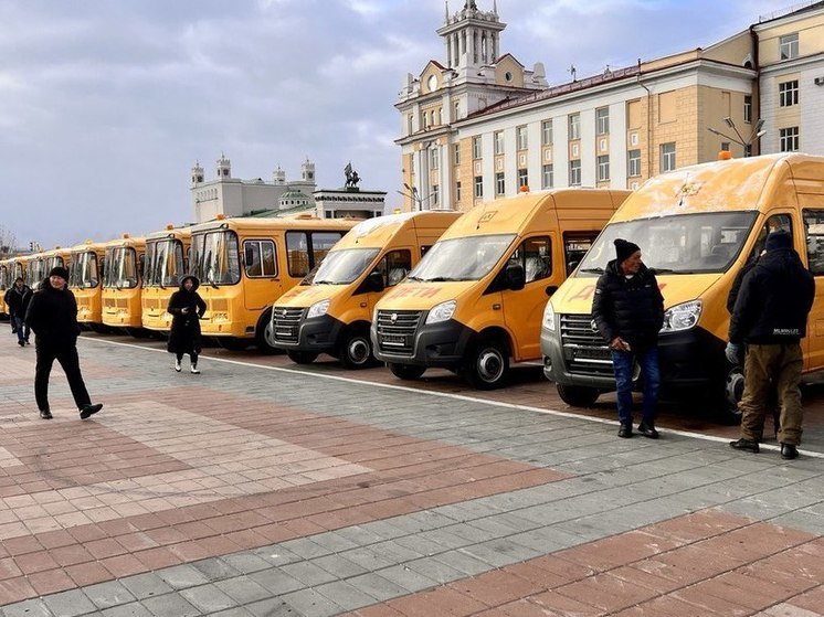 Школам в Бурятии вручили ключи от 49 новых автобусов