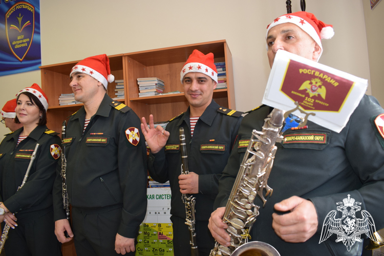 В Дагестане Дед Мороз специального назначения поздравил с Новым годом детей-сирот
