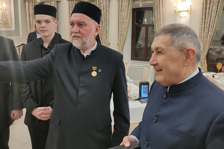 Когда гости уже стали расходиться, неожиданно с охапкой цветов пришел президент АН РТ Минниханов, сумев выкроить из плотного графика время, чтобы поздравить давнего друга