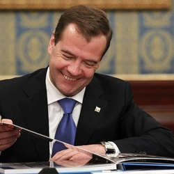 Франция негодует, шутка Медведева про Макрона вызвала резонанс в Париже