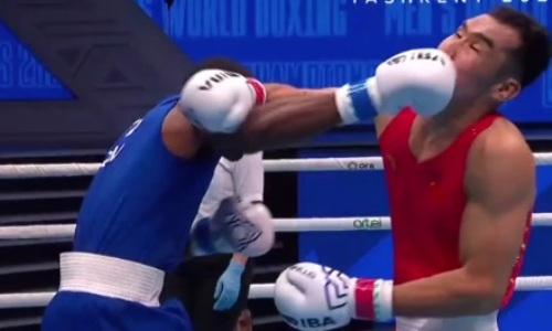 Сенсационного казахского супертяжа отправили в нокдаун на ЧМ-2023 по боксу