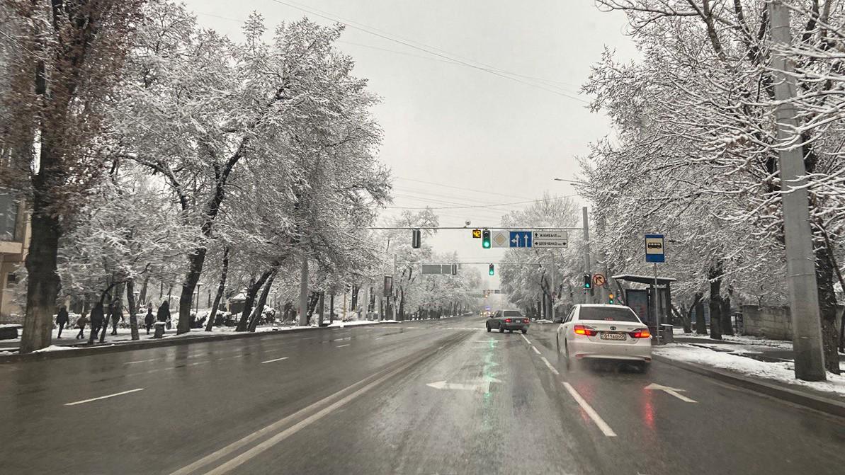 Снегопад и гололедица ожидаются в Алматы