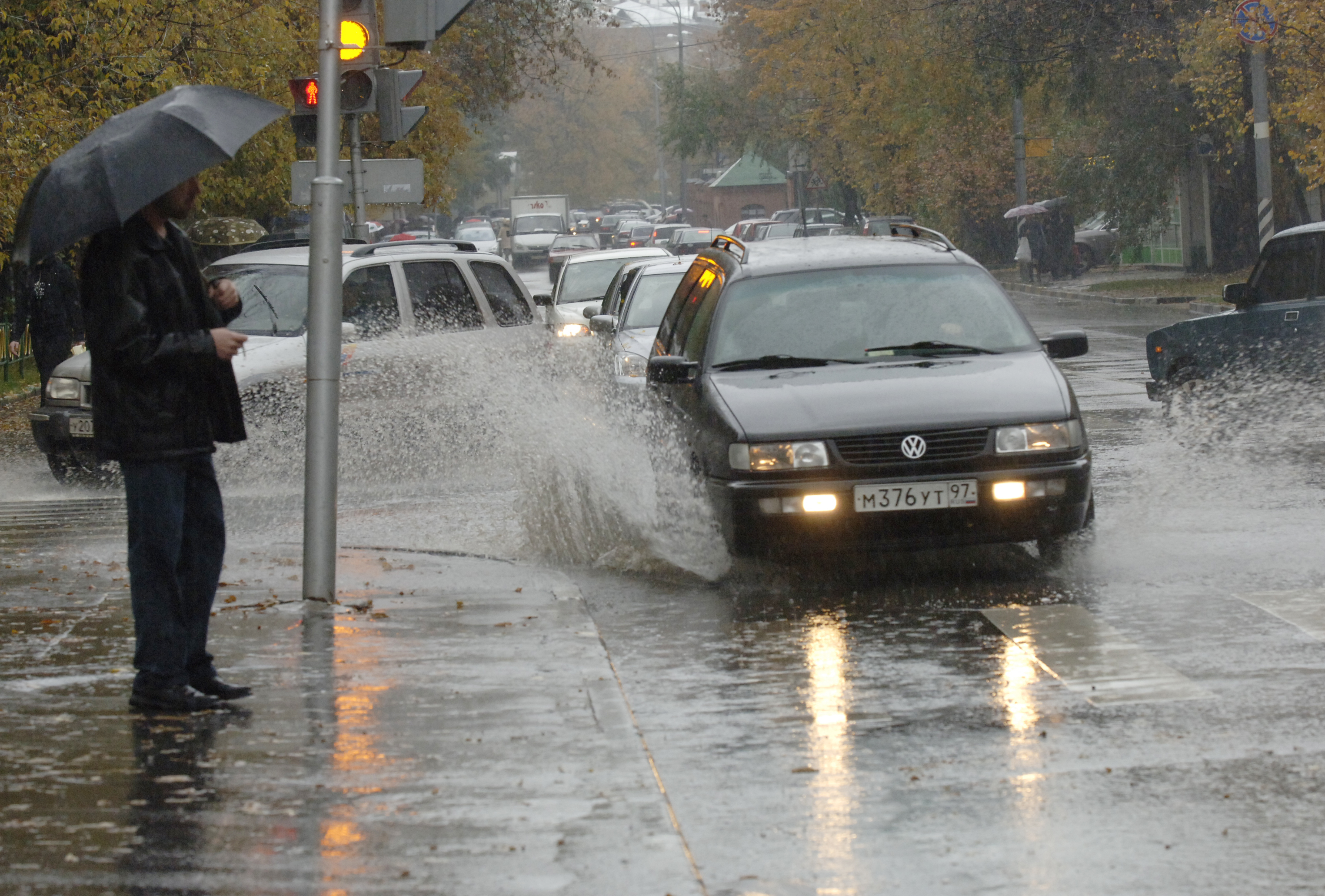 водила обрызгавший прохожих. машина обрызгала грязью. облила машина. в машине девушка луже. обрызгала машина.