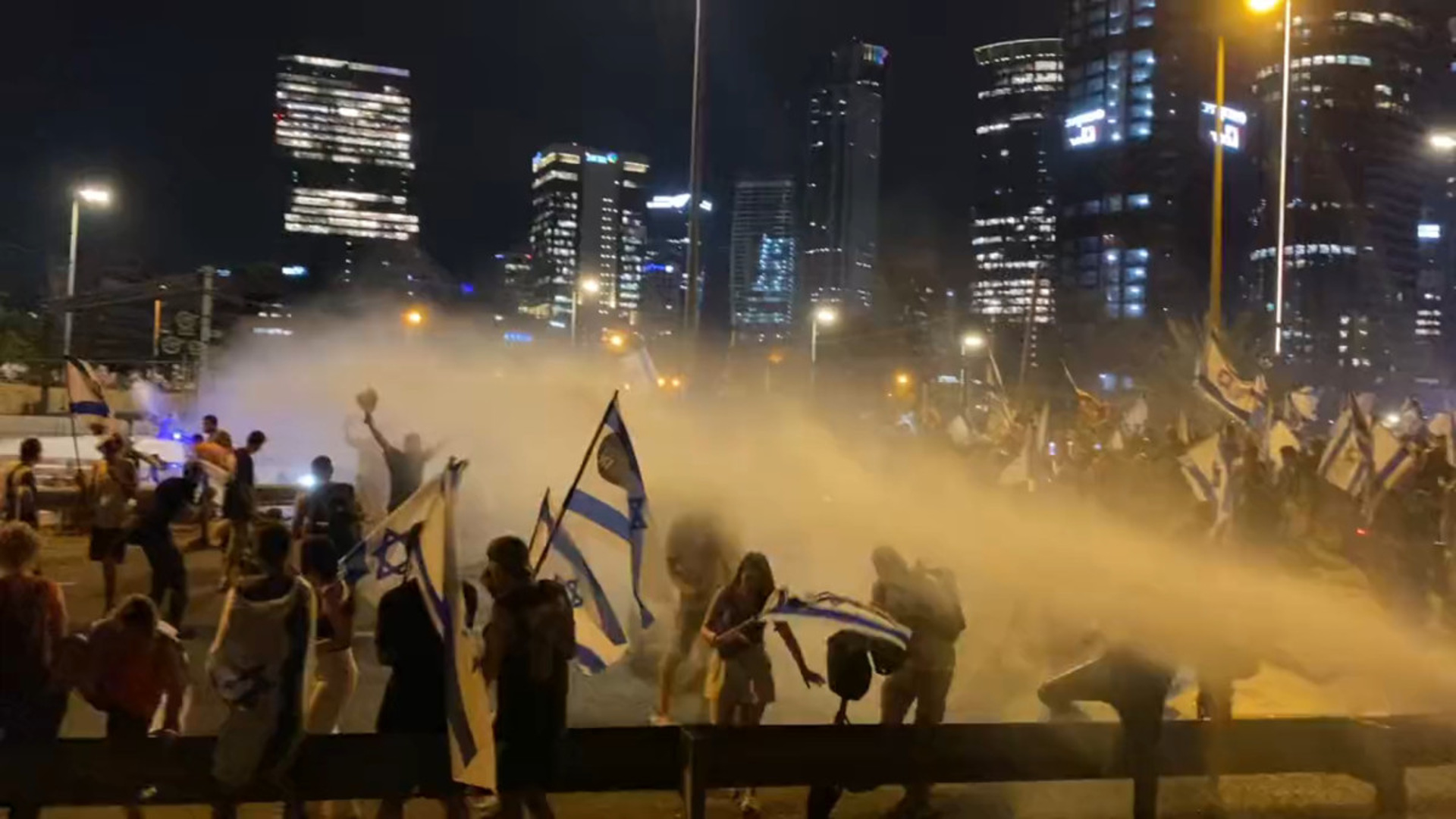 Израилю угрожают. Разгон демонстрантов в Израиле. Протестующие Израиля. Протесты в Тель Авиве.