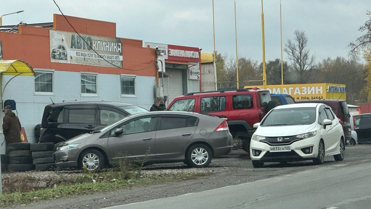 Очередь из машин на «переобувку» в Спасске-Дальнем