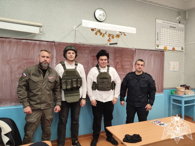 Урок Мужества в Смоленской школе: сотрудники Росгвардии поделились опытом с учениками