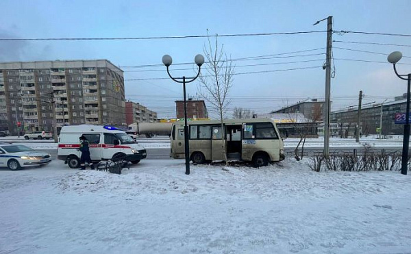 В Улан-Удэ маршрутный автобус сбил женщину 