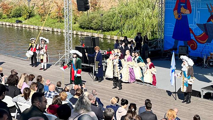 Праздник в городе. Культурный хоровод. Гуляния на набережной. Фестиваль волга фест самара. Набережная от кремля.