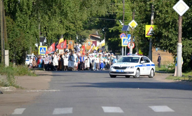 Полицейских Белой Холуницы поблагодарили за охрану 90-километрового крестного хода