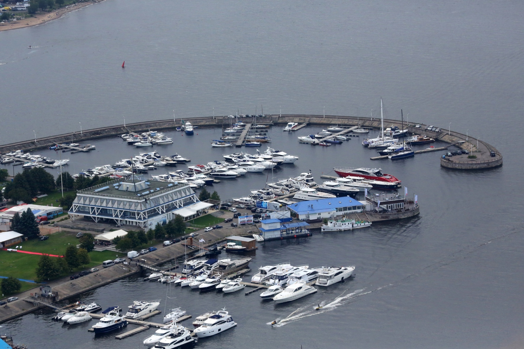 Яхтенный порт крестовский остров. Яхт-клуб на крестовском острове. Яхт-клуб на крестовском острове. Яхт клубы петербурга. Петровская коса санкт-петербург яхт клуб.