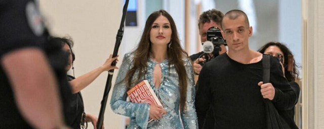 Во Франции суд огласил приговор художнику Павленскому за публикацию порно с политиком