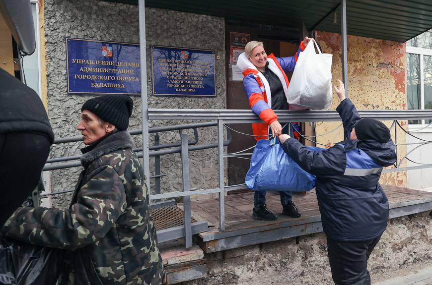 Новости дня шлок. Гуманитарная помощь Донбассу. Вывеска пункт приема гуманитарной помощи для беженцев. Гуманитарная помощь беженцам из Донбасса.