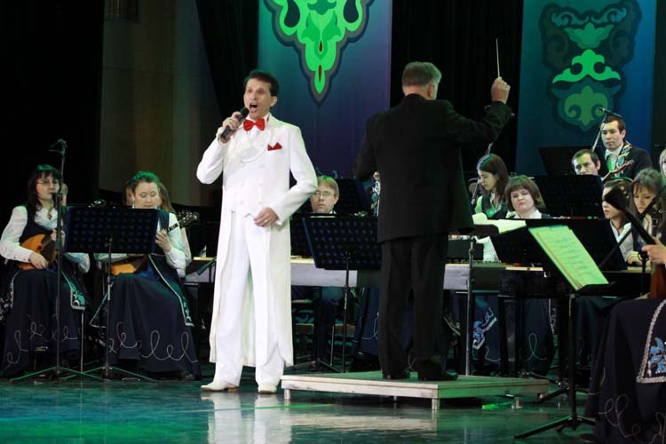 «Гастролировали по стране, за рубежом. Мешками деньги возили, потому что работали много»