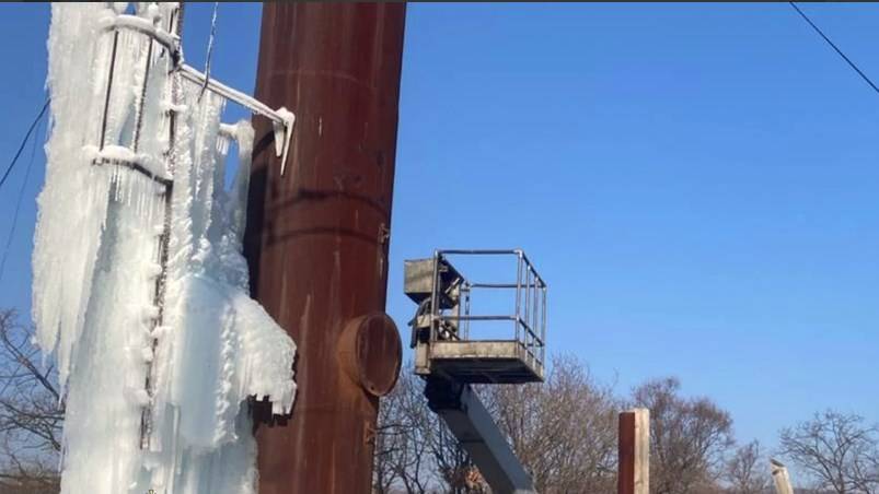 «Теперь без воды?»: в Приморье обледенела водонапорная башня