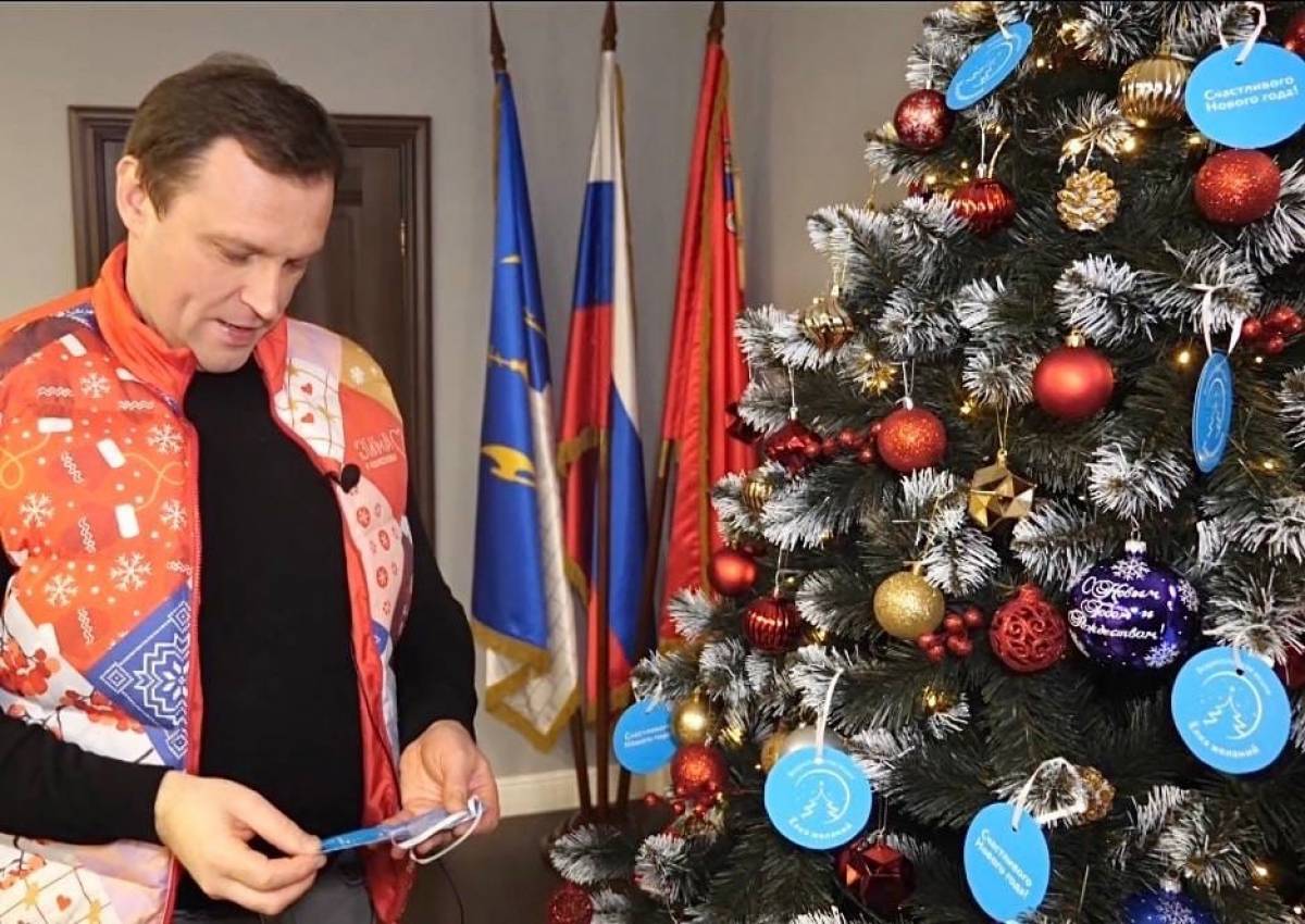 совет федерации москва зимой. всероссийская благотворительная акция елка желаний. сергей лукин елка желаний. сеовым годом андрея с семьей. елка желаний.