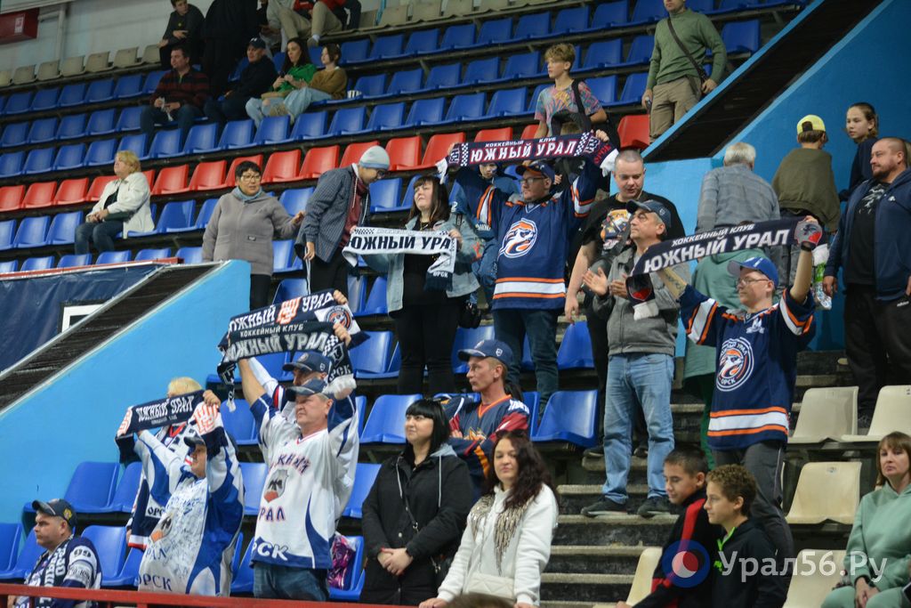 Мы болельщики с урала так держать ребята. Новости орск точка ру сегодня главный сайт города. Сургут 2008 хоккей. Болельщики хоккея южный урал. Гостевая болельщиков южный урал.