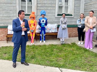 Председатель Совета директоров ПАО «Соллерс» Адиль Ширинов на «Дне первоклассника». Фото пресс-службы Ульяновского автомобильного завода