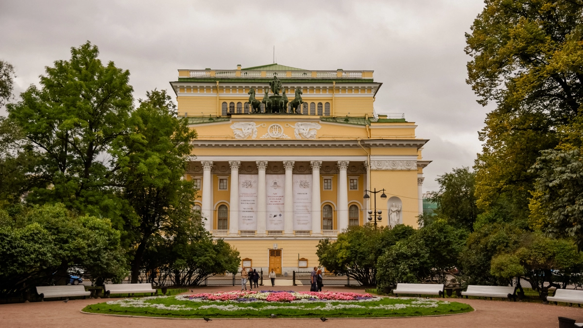 Театры петербурга в августе. Александрийский театр СПБ. Александринский театр Санкт-Петербург фото. Александринский театр фото. Чайка Александринский театр 1896.