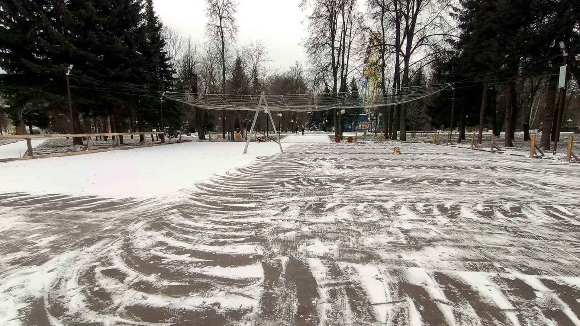 Каток парк йошкар ола. Каток в парке Йошкар-Ола. Парк культуры Йошкар-Ола каток. Рождественский каток. Каток в парке 60 лет октября.