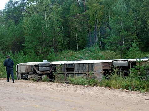 Рейсовый автобус слетел с трассы в кювет в Абанском районе. Фото: TG ГАИ24