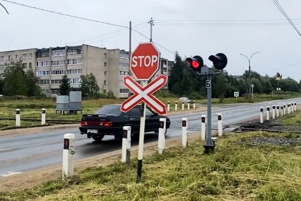 Станция киприя сейчас. Переезд новгородская область. Переезд новгородская область. Железнодорожныйперерезд. Заброшенный железнодорожный переезд.