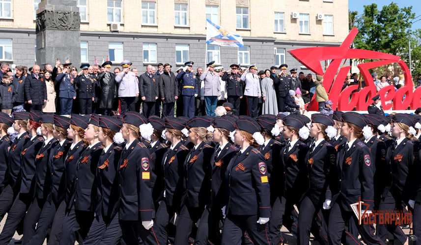 Вместе с орловцами начальник регионального Управления Росгвардии посмотрел парад Победы
