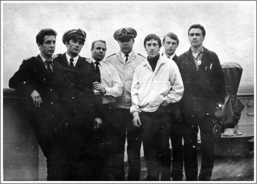 Владимир Высоцкий, Николай Свитенко и члены экипажа теплохода Феликс Дзержинский, Владивосток, 1 июля 1971 г.