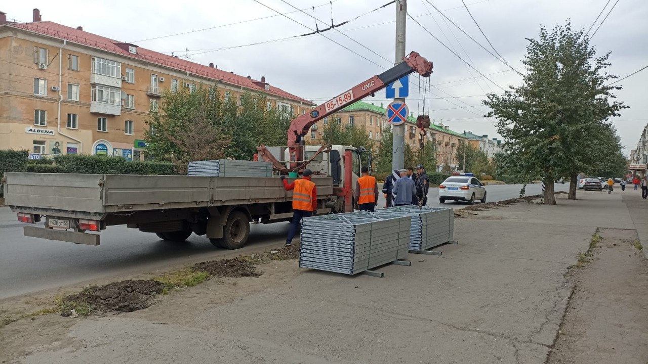 Поменять омск. Остановка на светофоре. Светофор Омск проспект мира 69ю. Омск фото. Остановка дорожный участок.