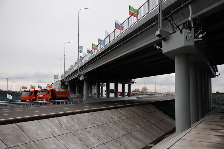 Ранее здесь были два параллельных моста, которые находились в настолько печальном состоянии, что строителям пришлось их полностью разобрать. На их месте построили новые пролеты — более широкие