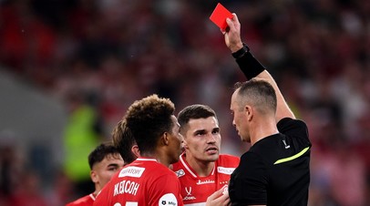 Главный арбитр Иван Абросимов показывает жёлтую карточку полузащитнику «Спартака» Наилю Умярову