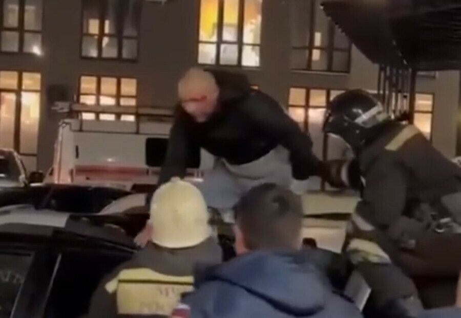 Мужчина выпал санкт петербург. В Воронеже мужчина выпал с 19 этажа и выжил.