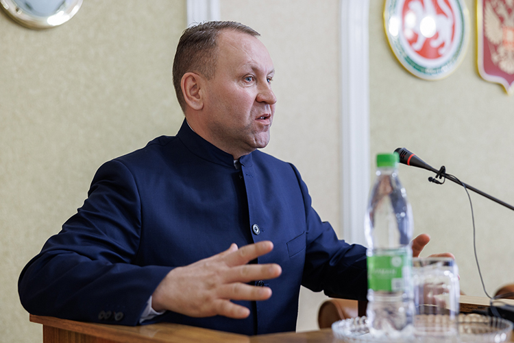 Новый глава Арска Хисамутдинов поблагодарил Минниханова и руководство республики за оказанное доверие, а местных депутатов — за то, что поддержали его кандидатуру