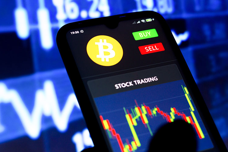 «На момент изъятия условный биткоин может стоить 100 тысяч долларов, а потом в порядке конфискации он подешевеет или подорожает. Как определять эту цену? Где ее реализовывать?»