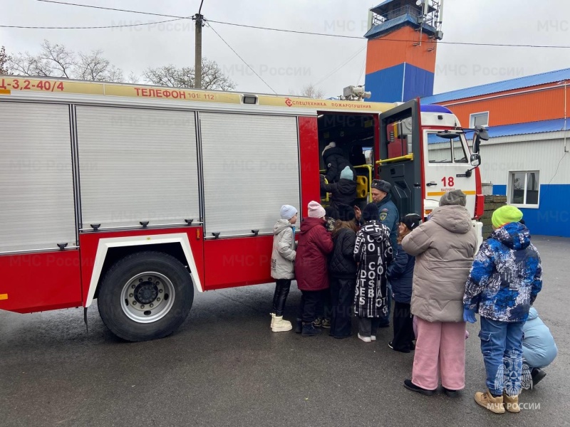 Школьники познакомились с работой пожарных и повторили правила безопасности