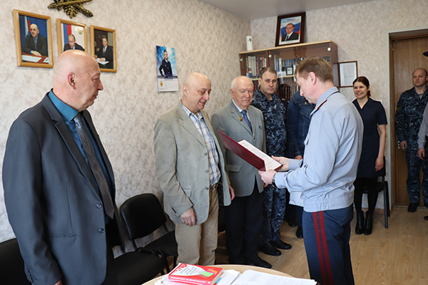 С 60-летием руководство и члены коллектива поздравили братьев Игоря и Юрия Казакевичей