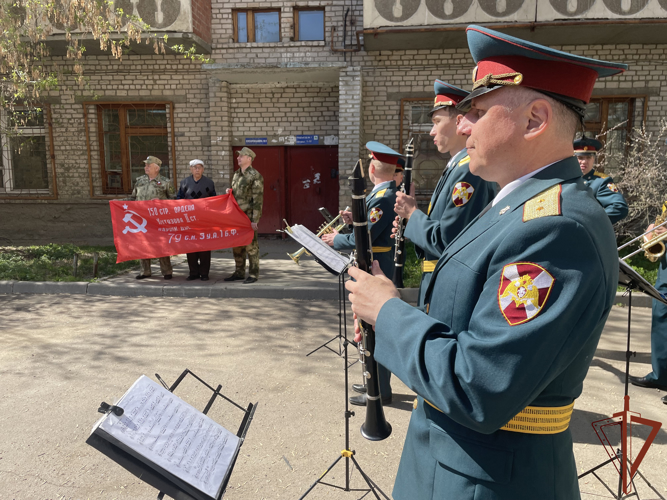 Мини-парад у дома ветерана провели росгвардейцы в Ангарске