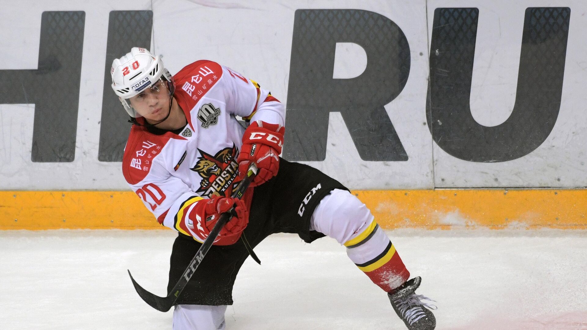 Байкеры субкультура. Лукас локхарт. Эмма локхарт 2022. Байкер в бандане и очках. Luke lockhart.