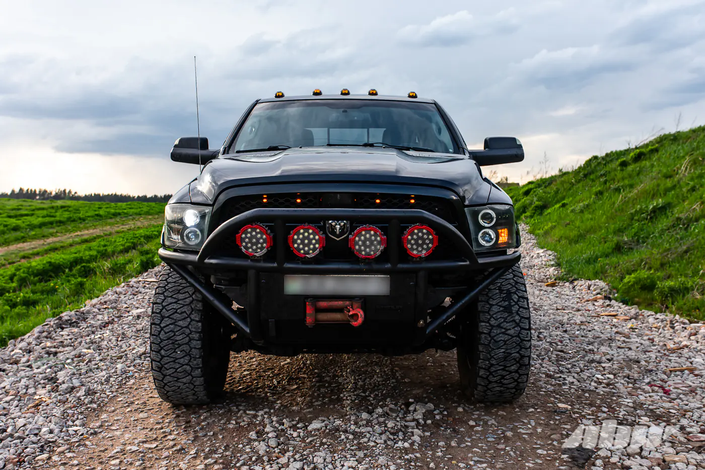 Очень крутой рейнджер: возвышаемся над потоком на Dodge Ram V8