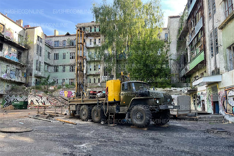 В среду у Мергасовского дома на улице Дзержинского заметили технику — здесь начали бурить скважины, исследуя геологию грунтов