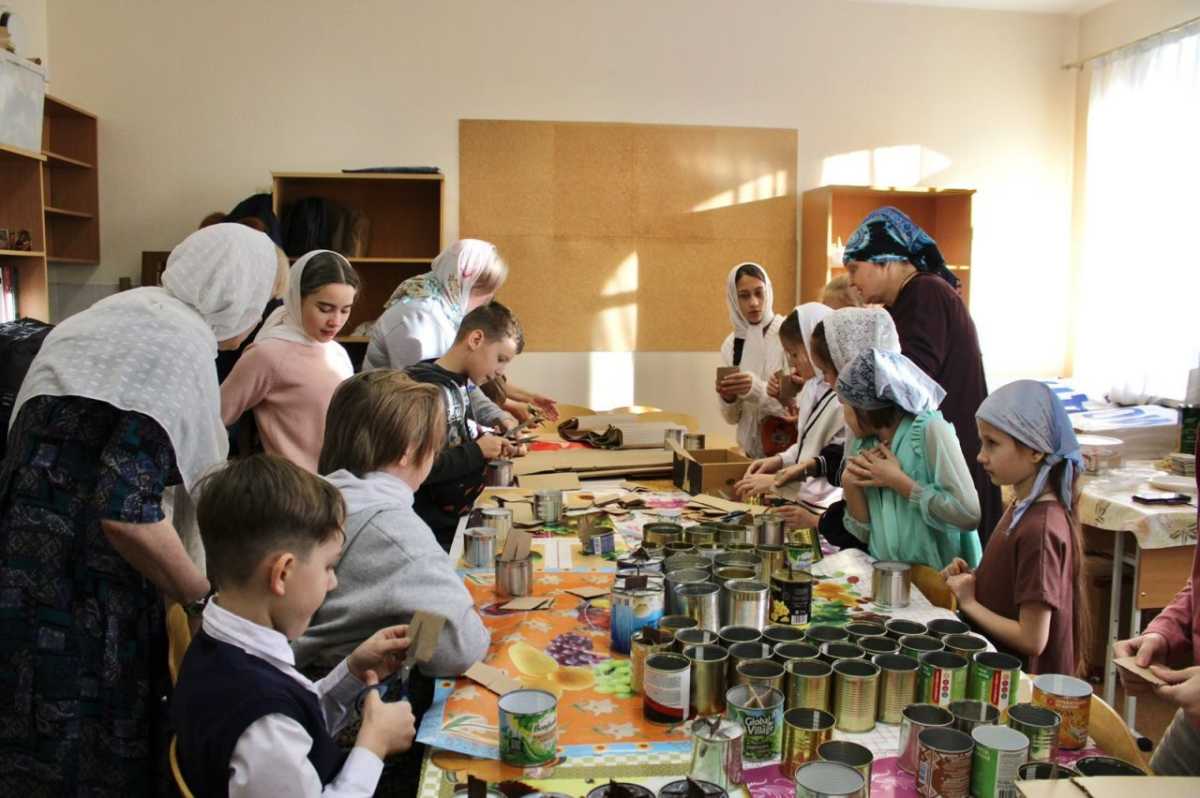 Более 2000 блиндажных свечей заготовили в воскресной школе Губкинского