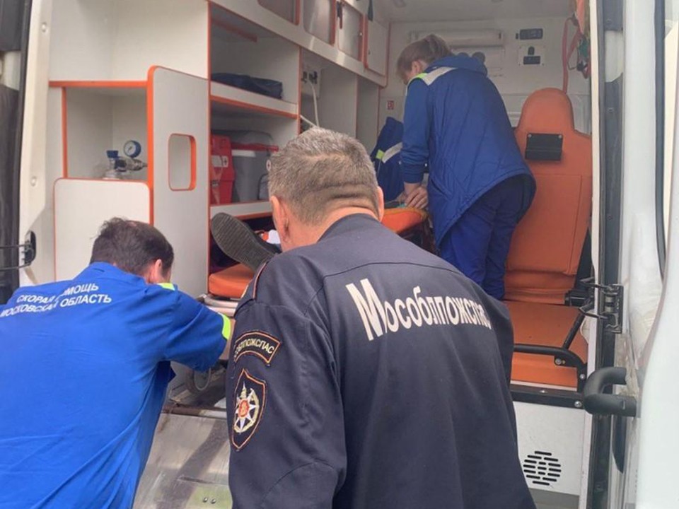 Спасатели помогли медикам госпитализировать пожилую жительницу Можайского округа