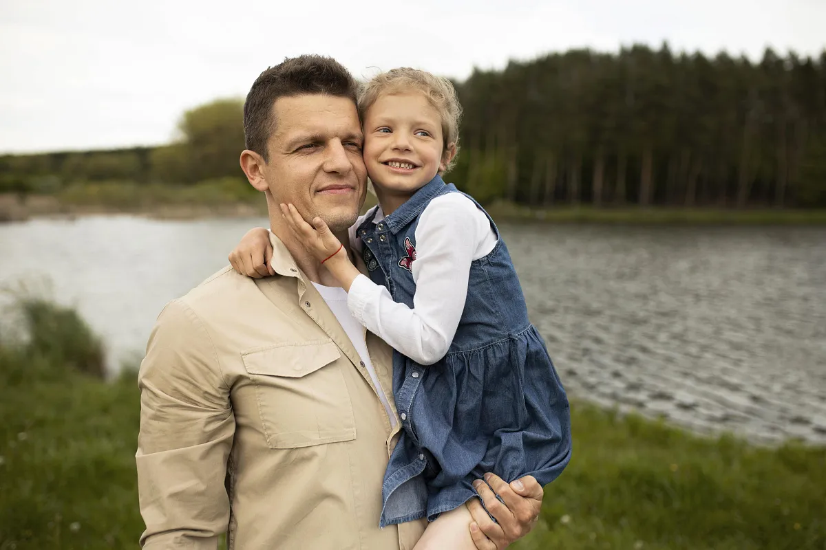 День отца в октябре 2025: когда поздравлять пап в России и мире