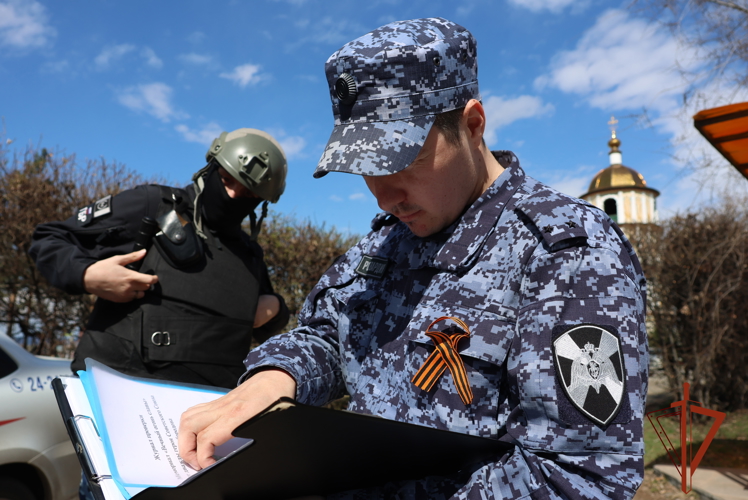 В преддверии празднования Дня Победы сотрудники Росгвардии проверяют владельцев оружия в Иркутской области