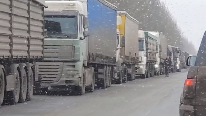 Не могут справиться? Руки отсохли?: Рогозин возмутился скоплением машин от Таганрога до Мариуполя
